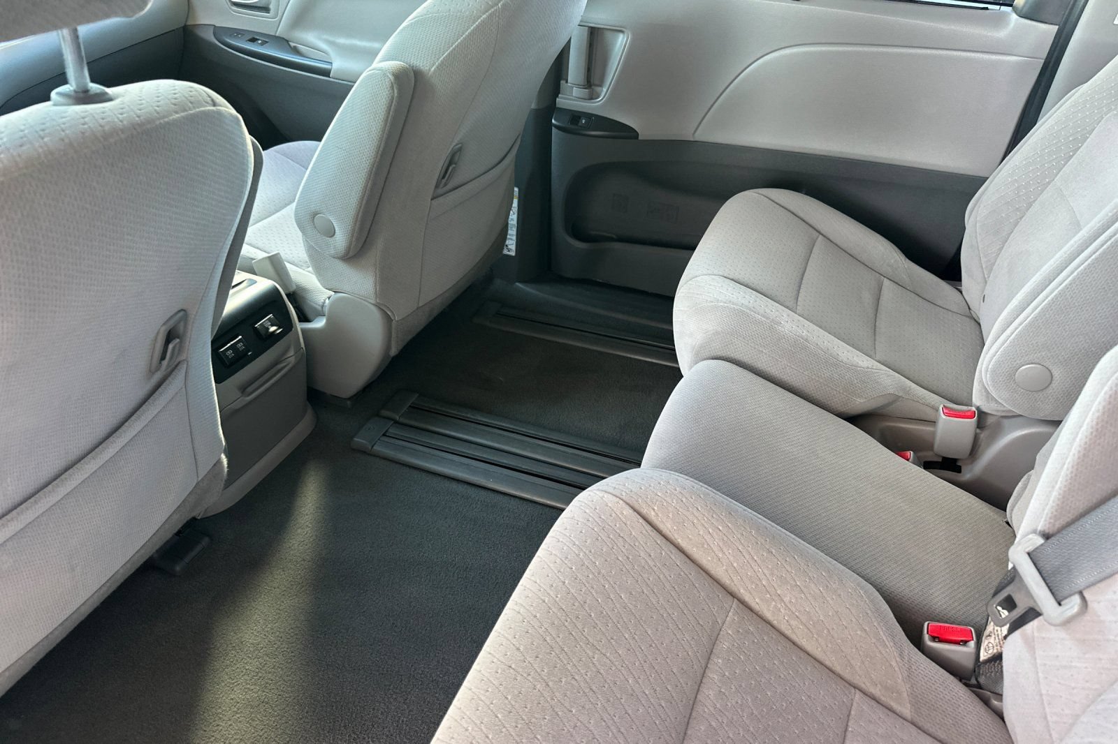 Used 2020 Toyota Sienna LE FWD image 14