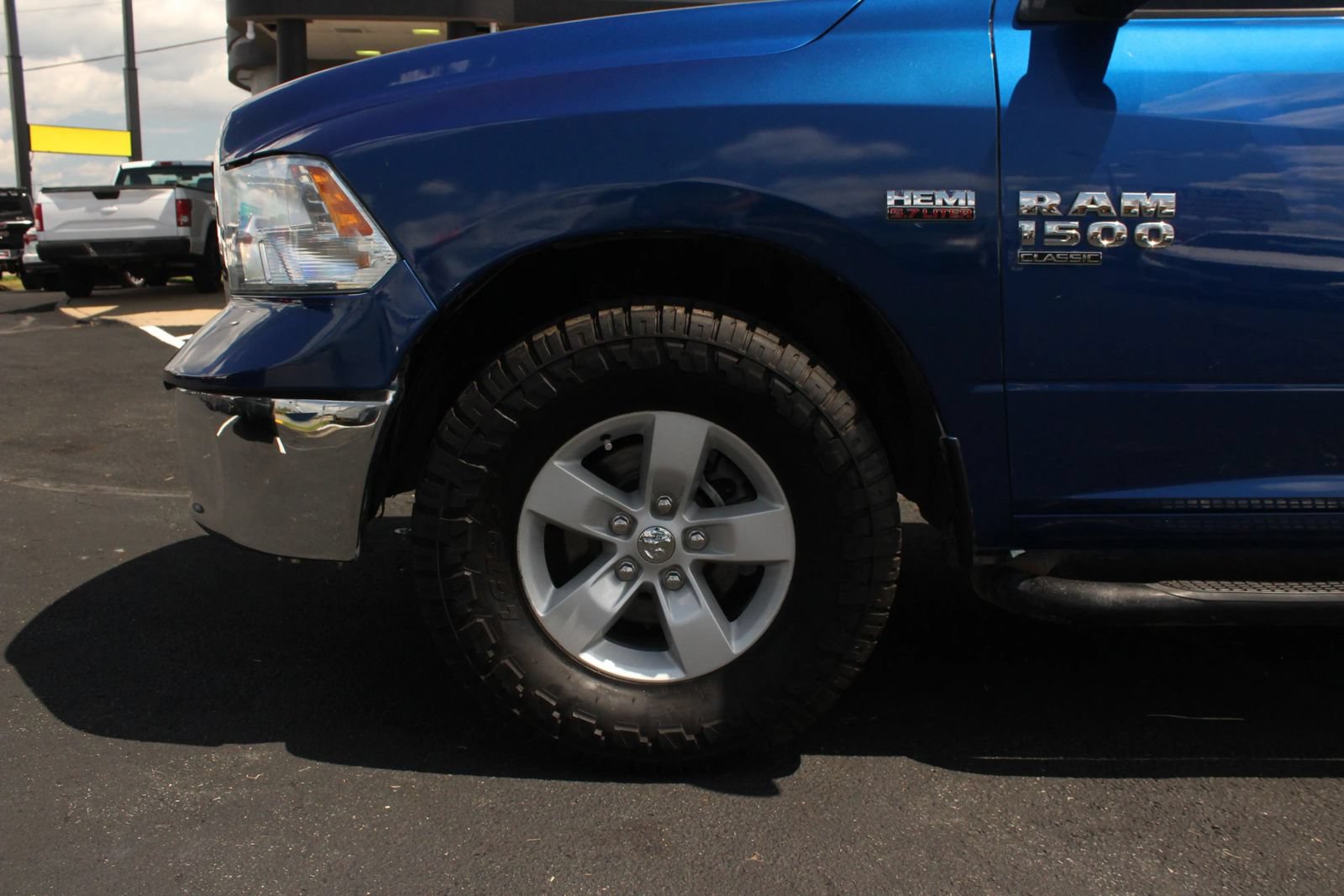 Used 2019 RAM 1500 Classic SLT w/ Luxury Group AWD/4WD image 3