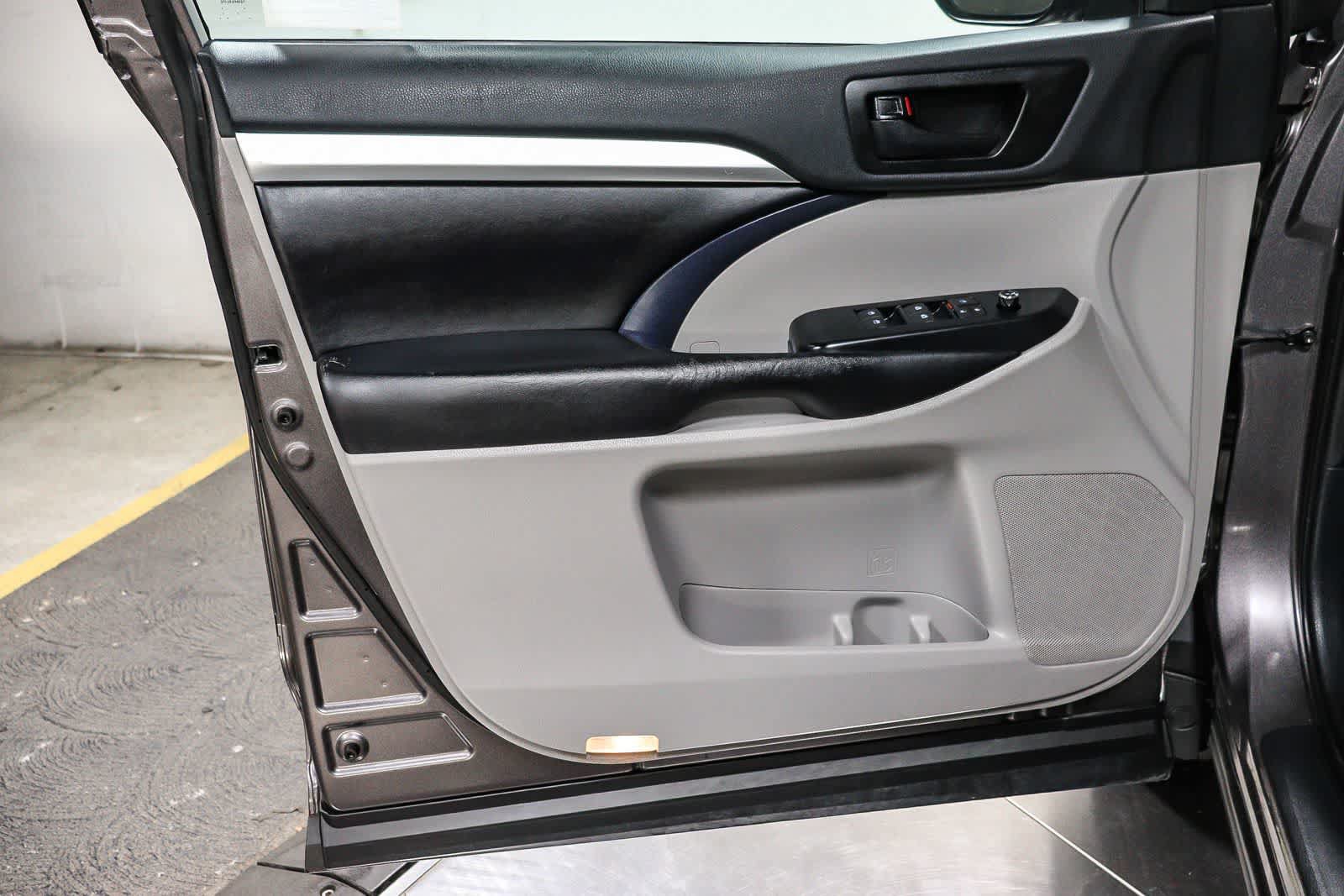 Certified 2019 Toyota Highlander Plus w/ Carpet Mat Package (TMS) FWD image 23
