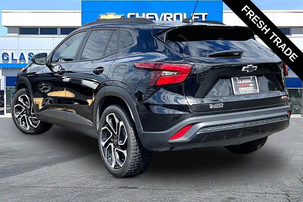 Used 2024 Chevrolet Trax RS w/ Sunroof Package FWD image 3