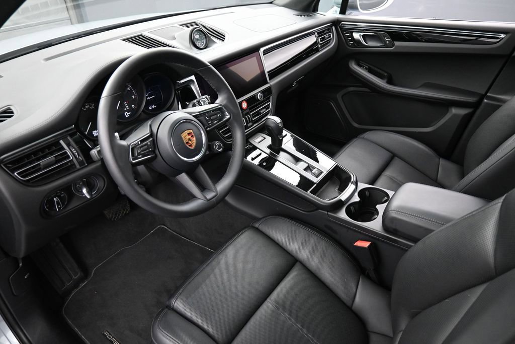 Certified 2026 Porsche Macan AWD/4WD image 4
