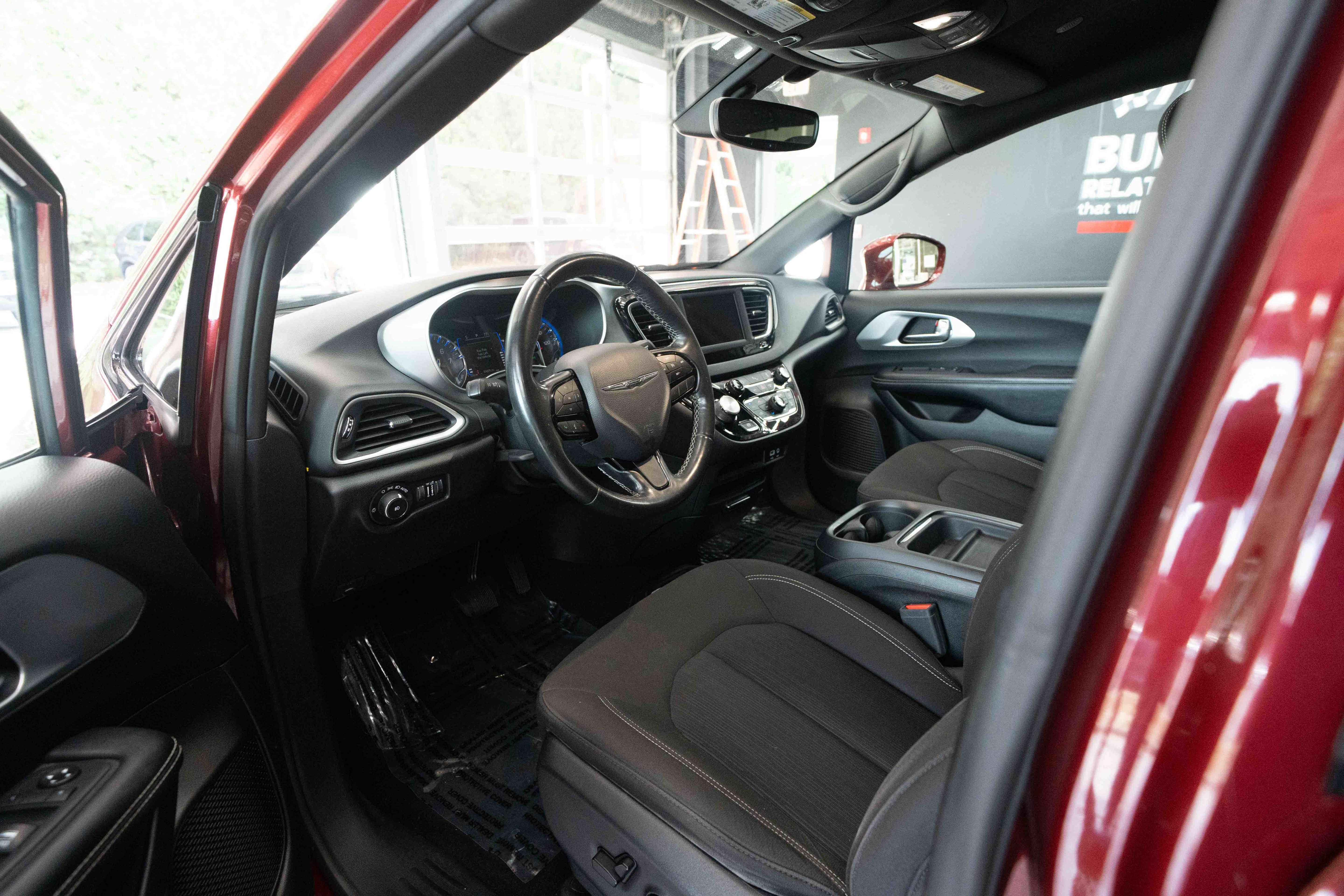 Used 2020 Chrysler Pacifica Touring w/ S Appearance Package FWD image 8