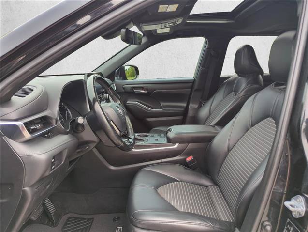 Used 2021 Toyota Highlander XSE FWD image 16