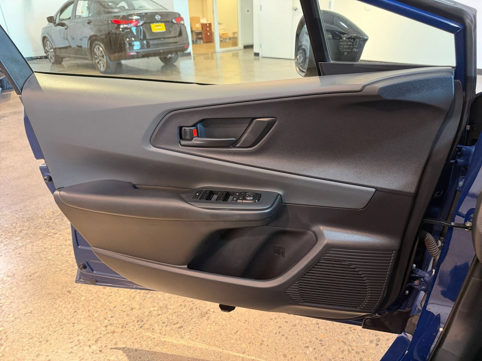 Used 2025 Toyota Prius LE FWD image 18