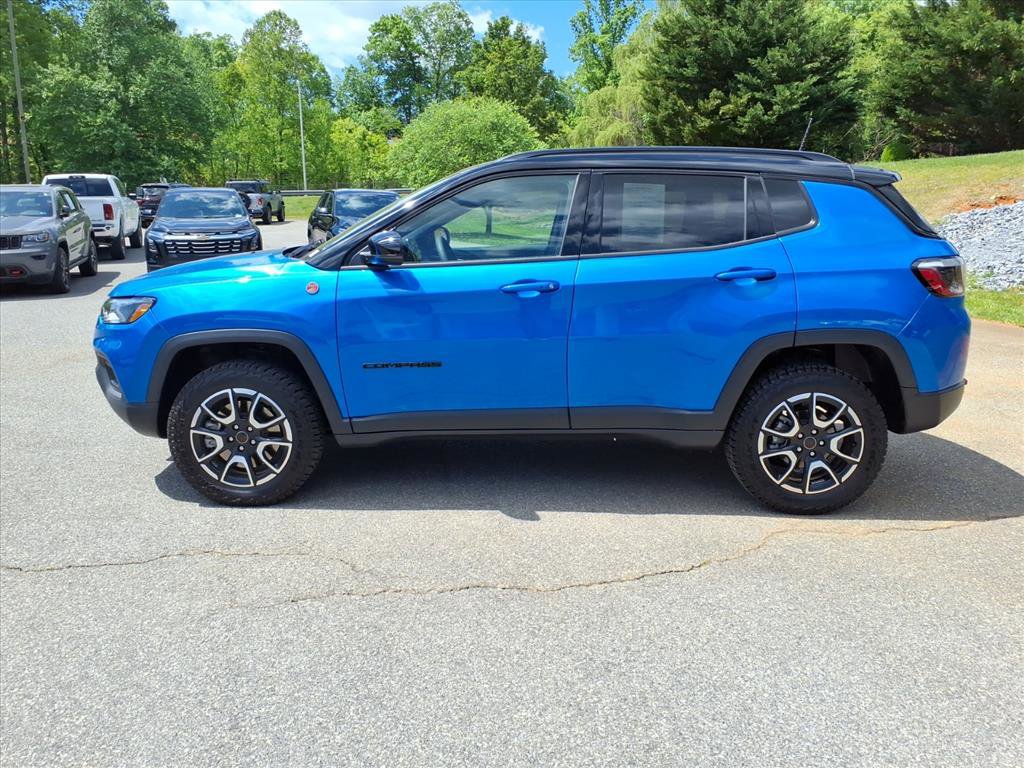 Used 2025 Jeep Compass Trailhawk AWD/4WD image 5