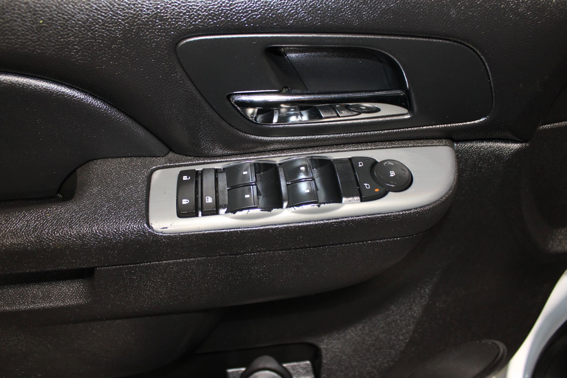 Used 2011 Chevrolet Suburban 2500 RWD image 9