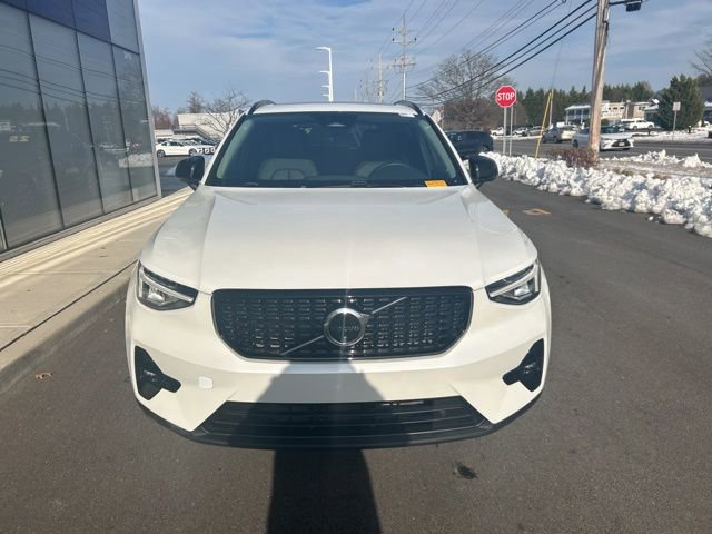 Certified 2025 Volvo XC40 B5 Plus AWD/4WD image 7