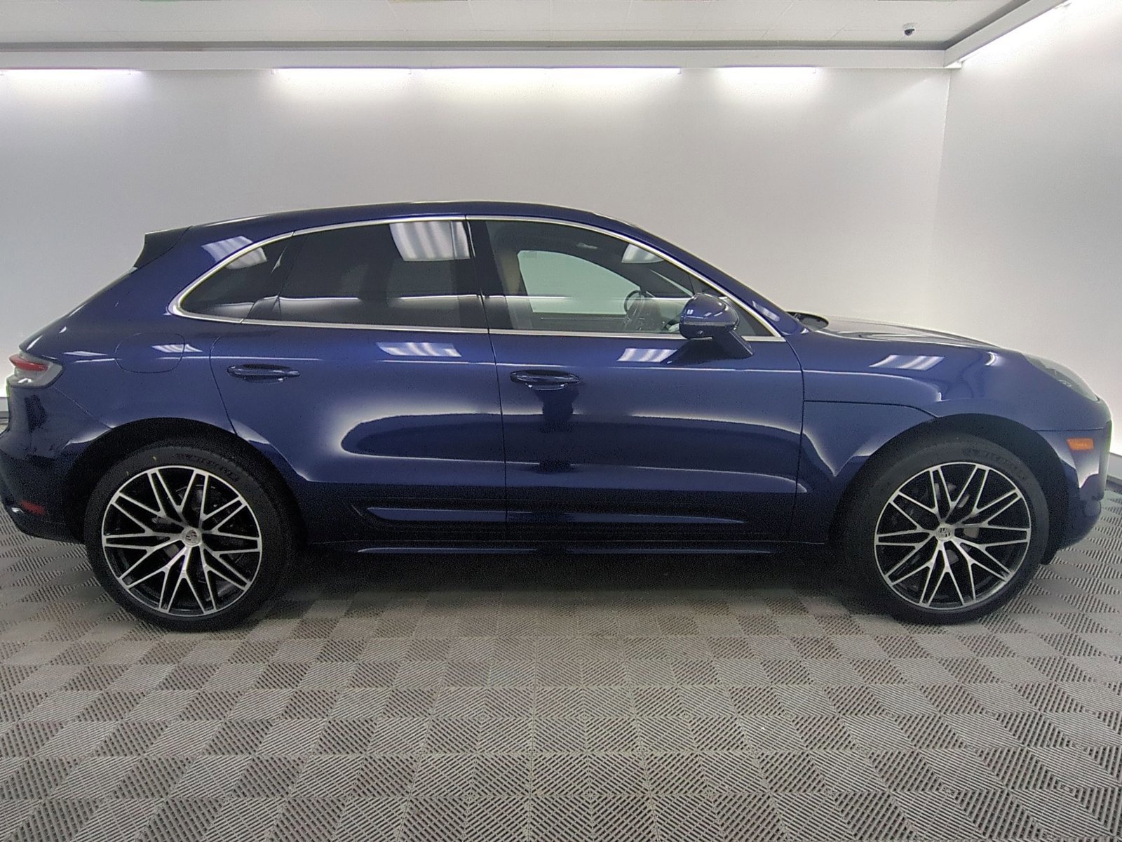 Certified 2023 Porsche Macan image 7