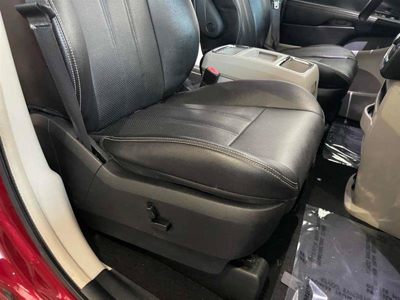 Used 2015 Chrysler Town & Country Touring-L w/ Driver Convenience Group FWD image 31