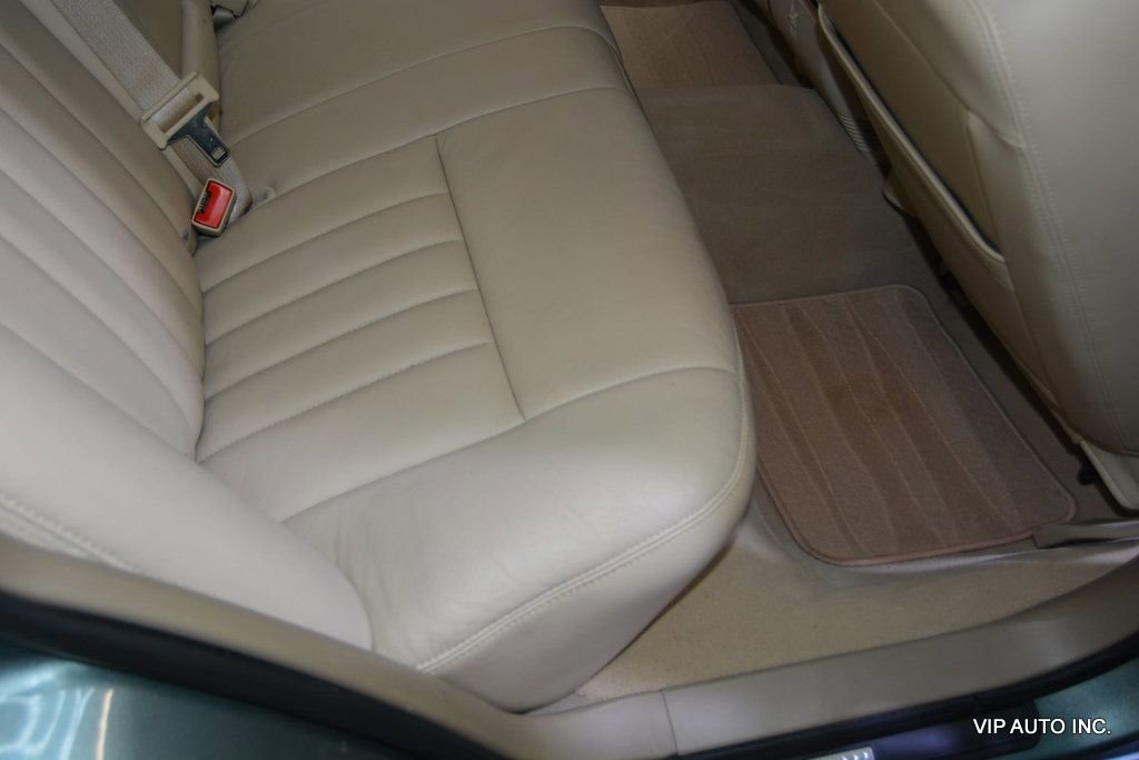 Used 2006 Lincoln Town Car Signature image 28