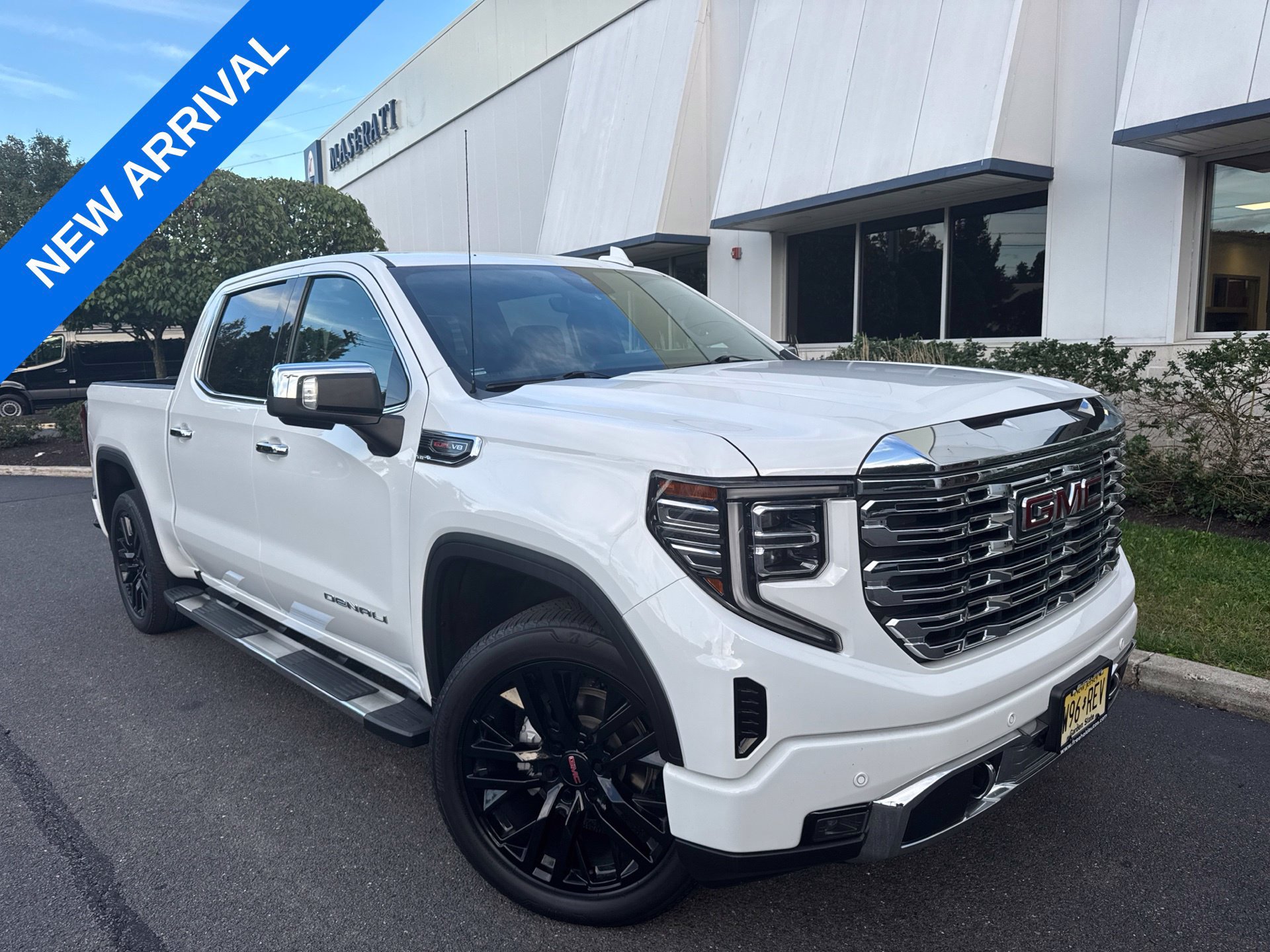 Used 2023 GMC Sierra 1500 Denali w/ Technology Package AWD/4WD image 1