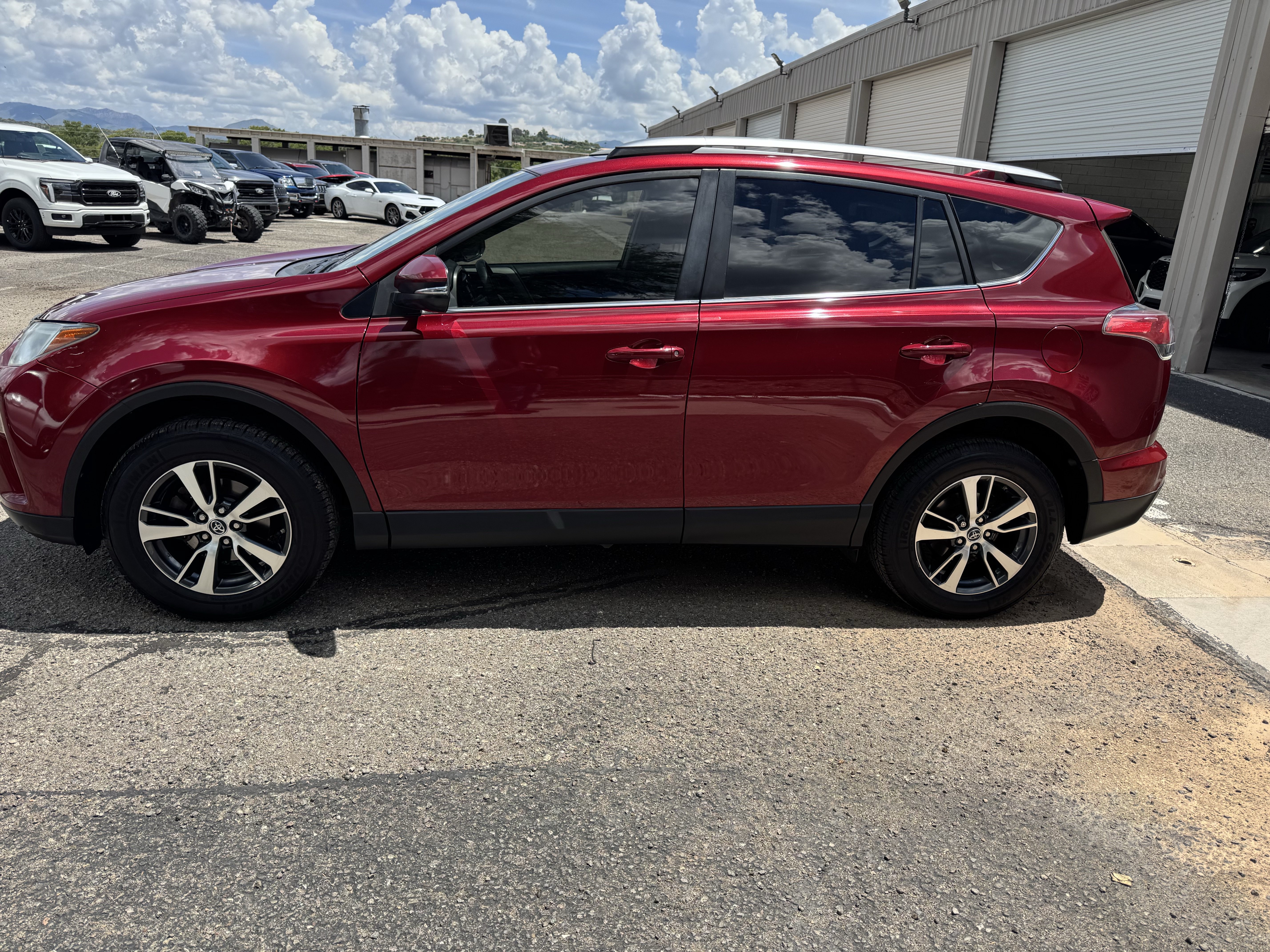 Used 2018 Toyota RAV4 XLE AWD/4WD image 4