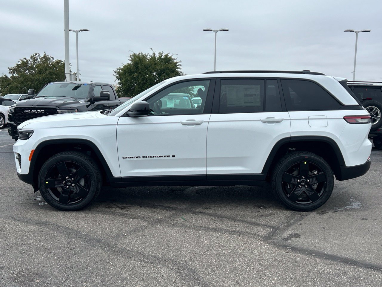 New 2027 Jeep Grand Cherokee Laredo X AWD/4WD image 6