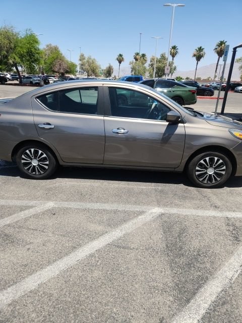 Used 2015 Nissan Versa SV FWD image 3