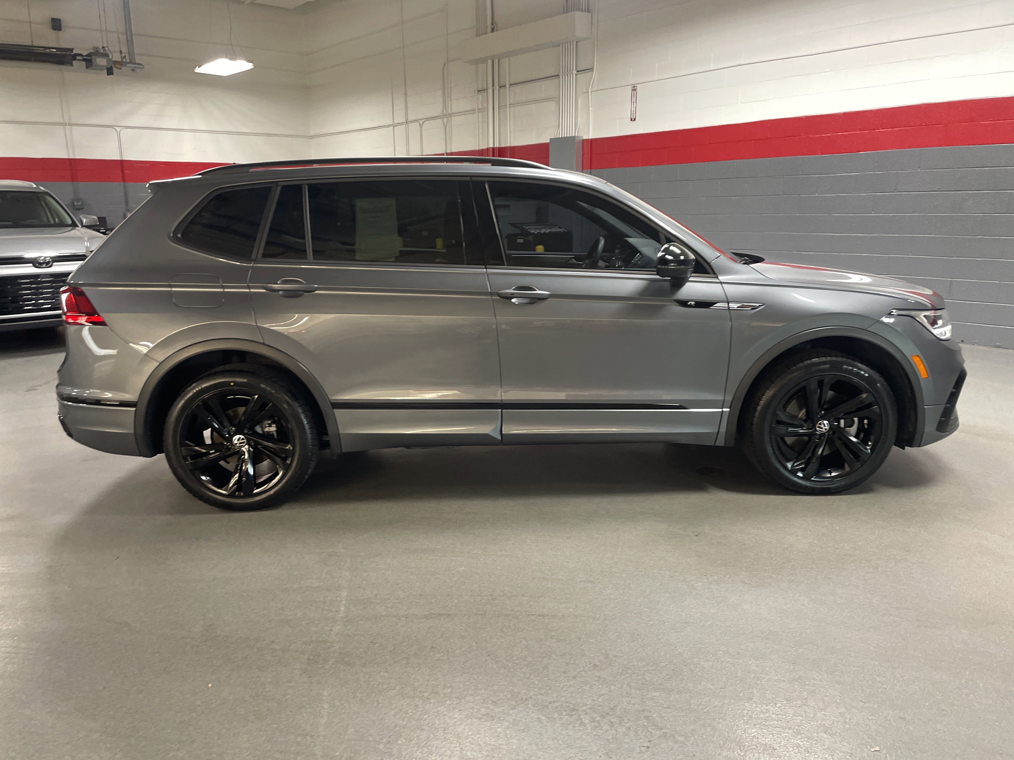 Used 2023 Volkswagen Tiguan SE R-Line FWD image 11