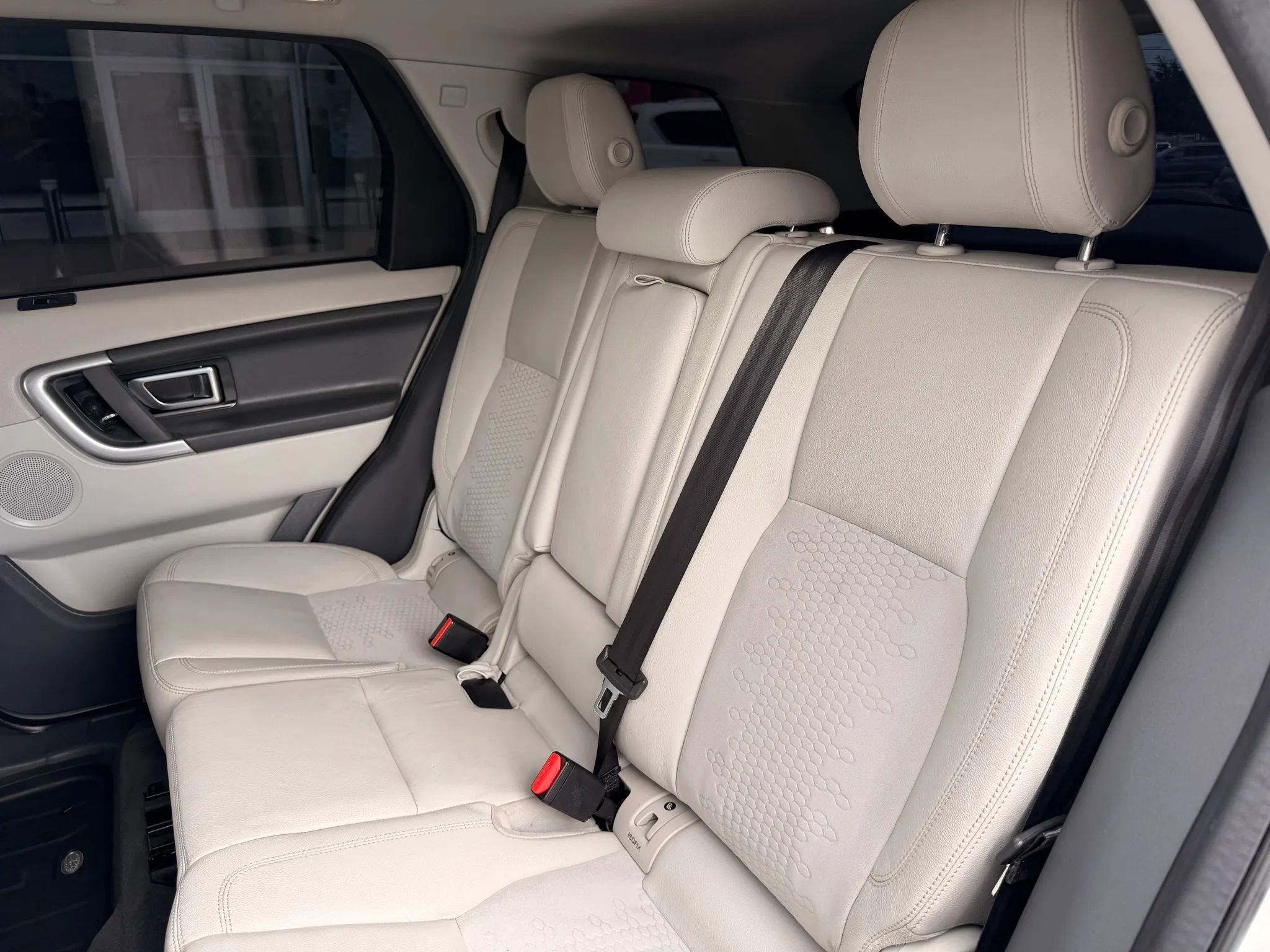 Used 2017 Land Rover Discovery Sport SE image 35