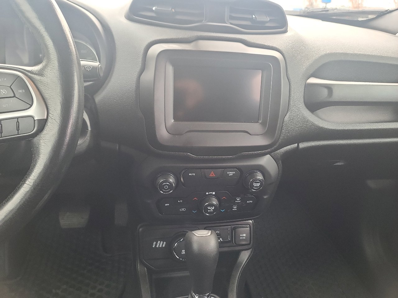 Used 2018 Jeep Renegade Latitude w/ Cold Weather Group image 16