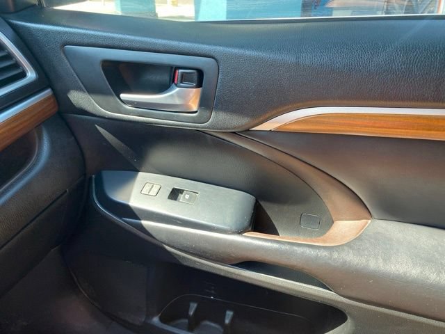 Used 2017 Toyota Highlander Limited Platinum AWD/4WD image 18