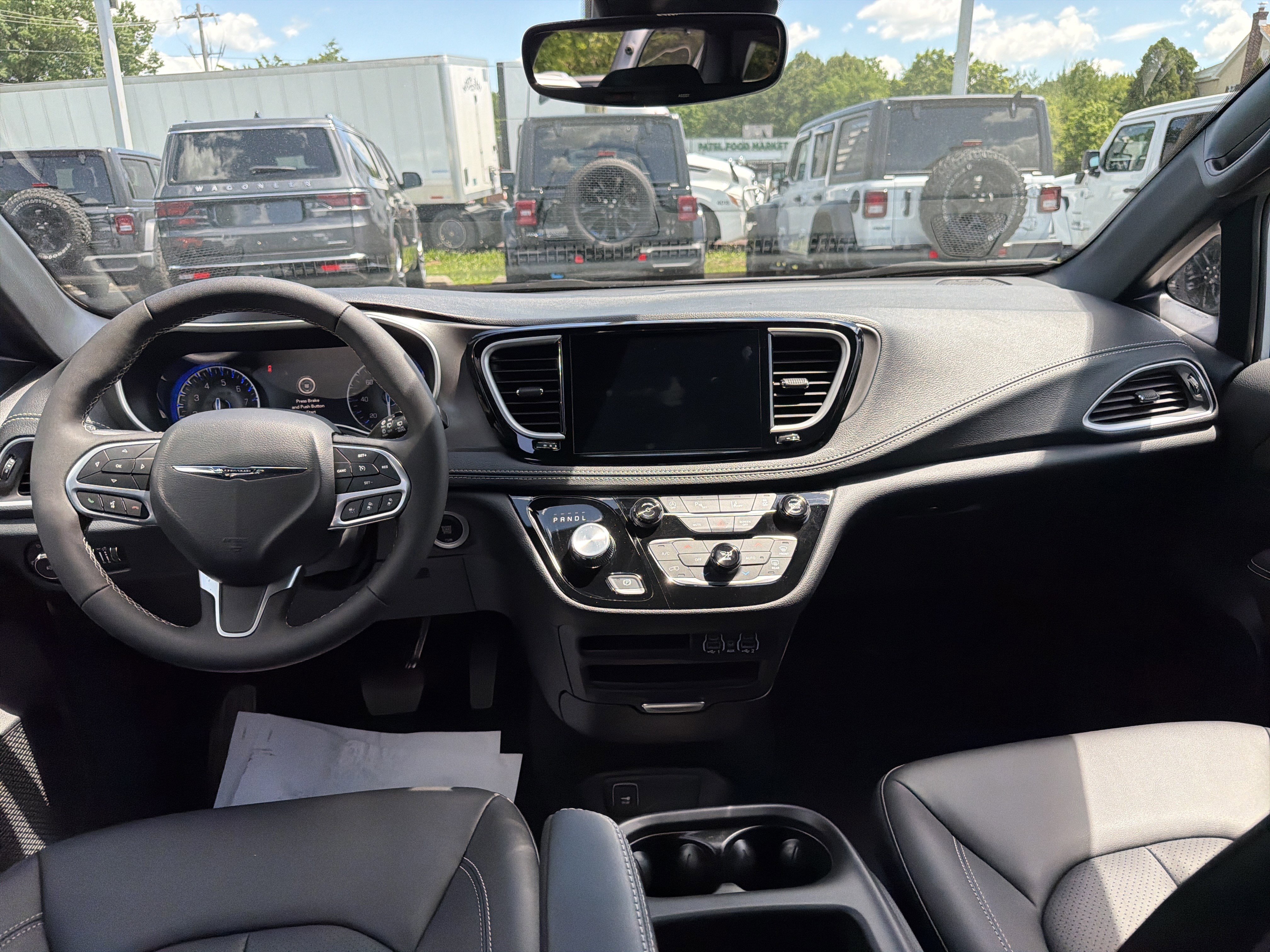 Used 2025 Chrysler Pacifica Select FWD image 14