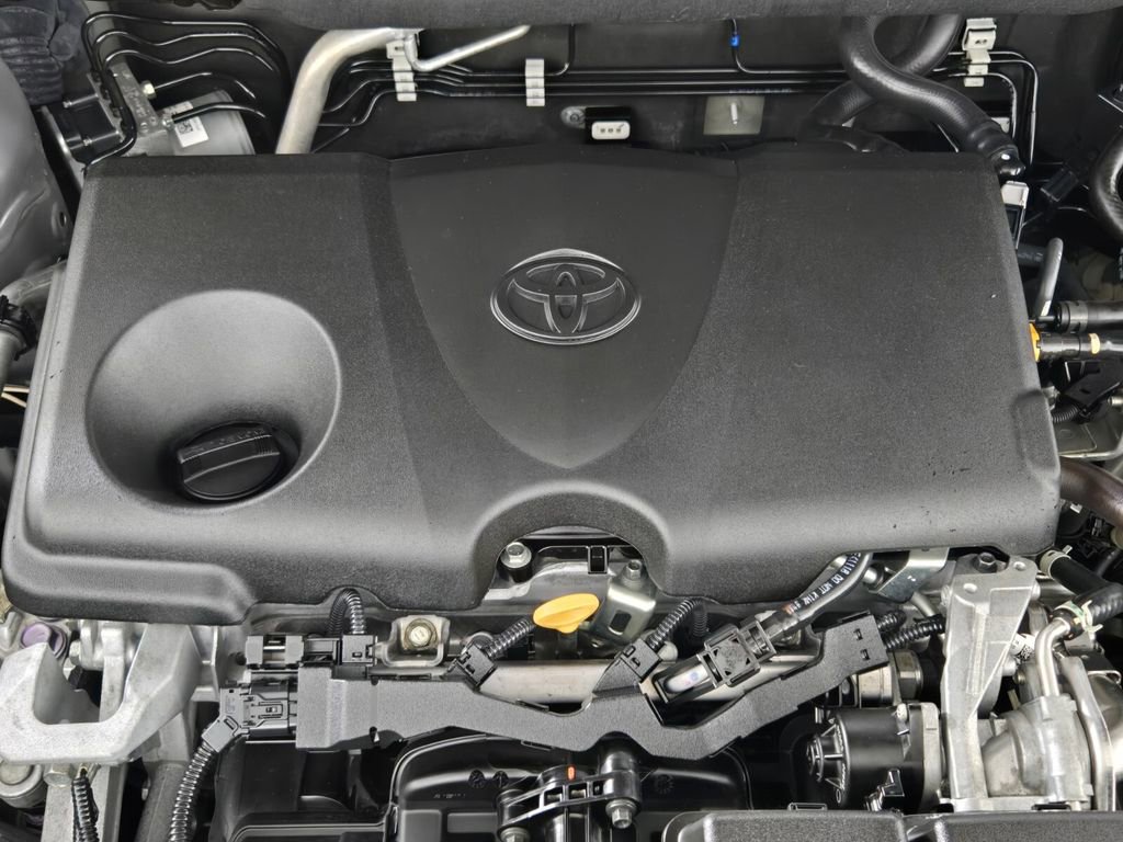 Used 2021 Toyota RAV4 XLE image 9