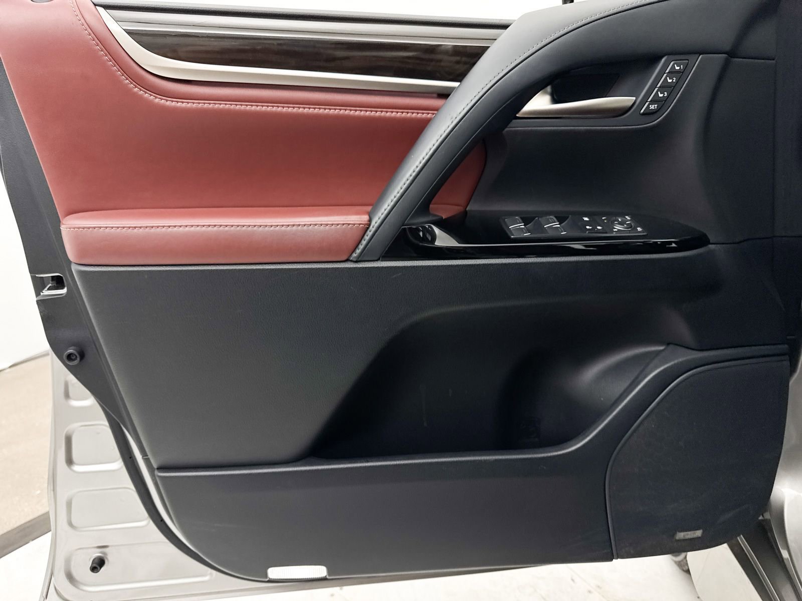 Used 2018 Lexus LX 570 4WD w/ Luxury Package image 32