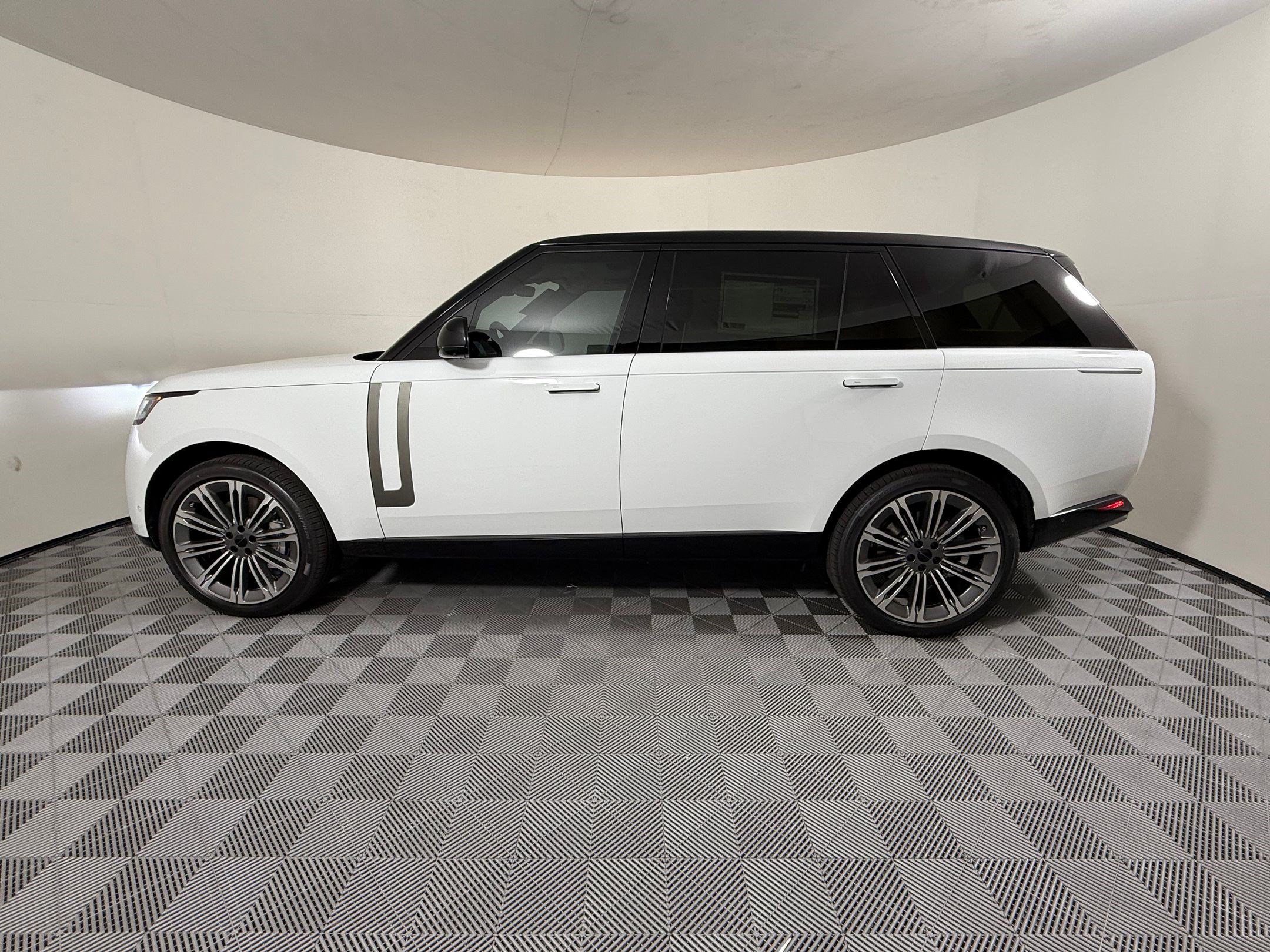 New 2026 Land Rover Range Rover Long Wheelbase SE AWD/4WD image 2