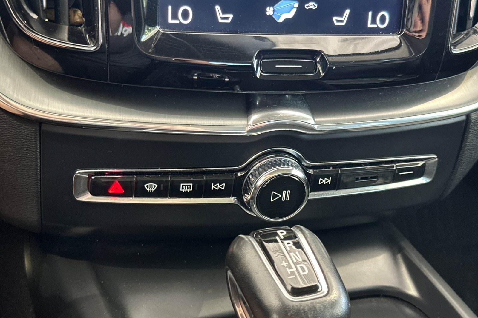 Used 2018 Volvo XC60 T6 Momentum w/ Convenience Package AWD/4WD image 24