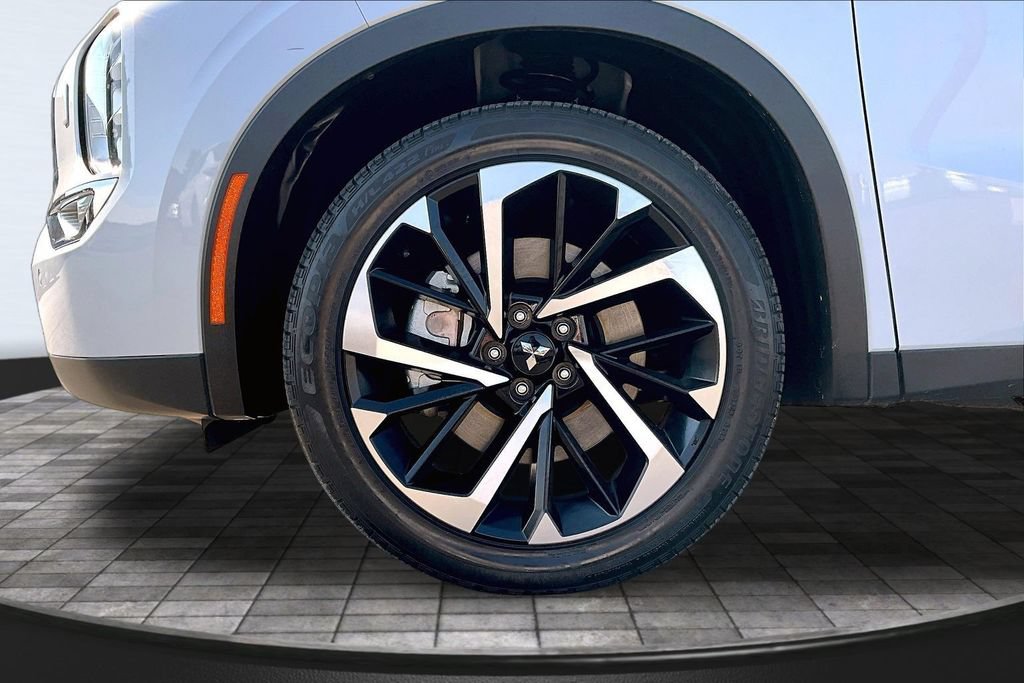 Used 2024 Mitsubishi Outlander 4WD Plug-In Hybrid image 9