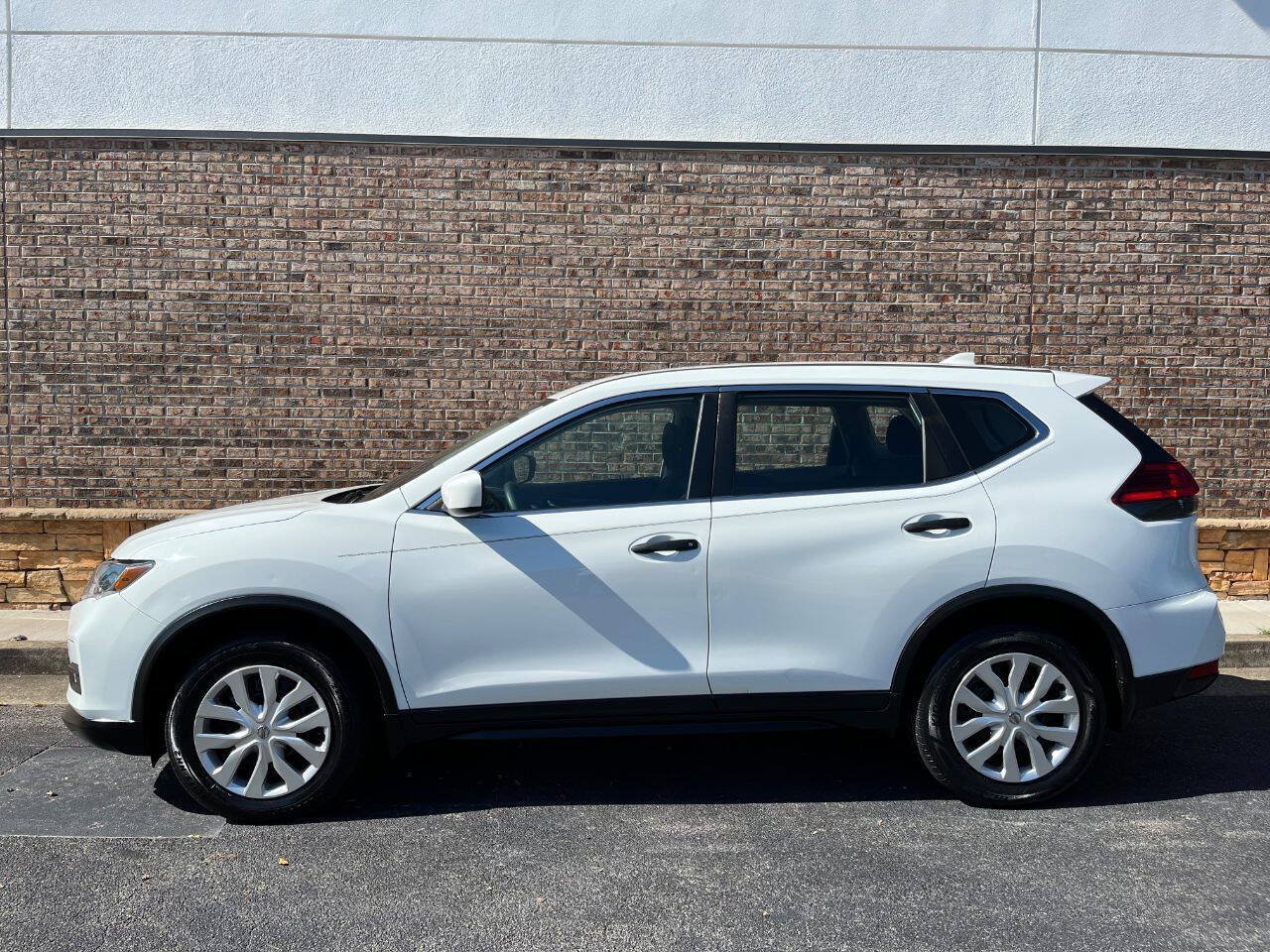 Used 2017 Nissan Rogue S AWD/4WD image 2