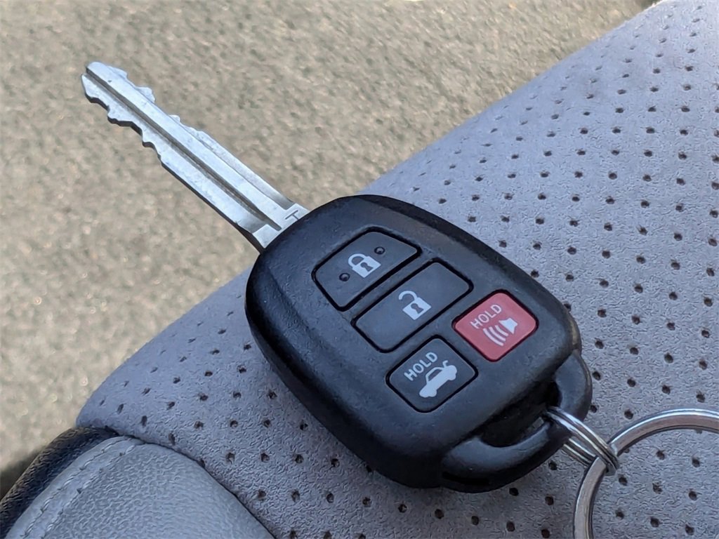 Used 2015 Toyota Camry image 38