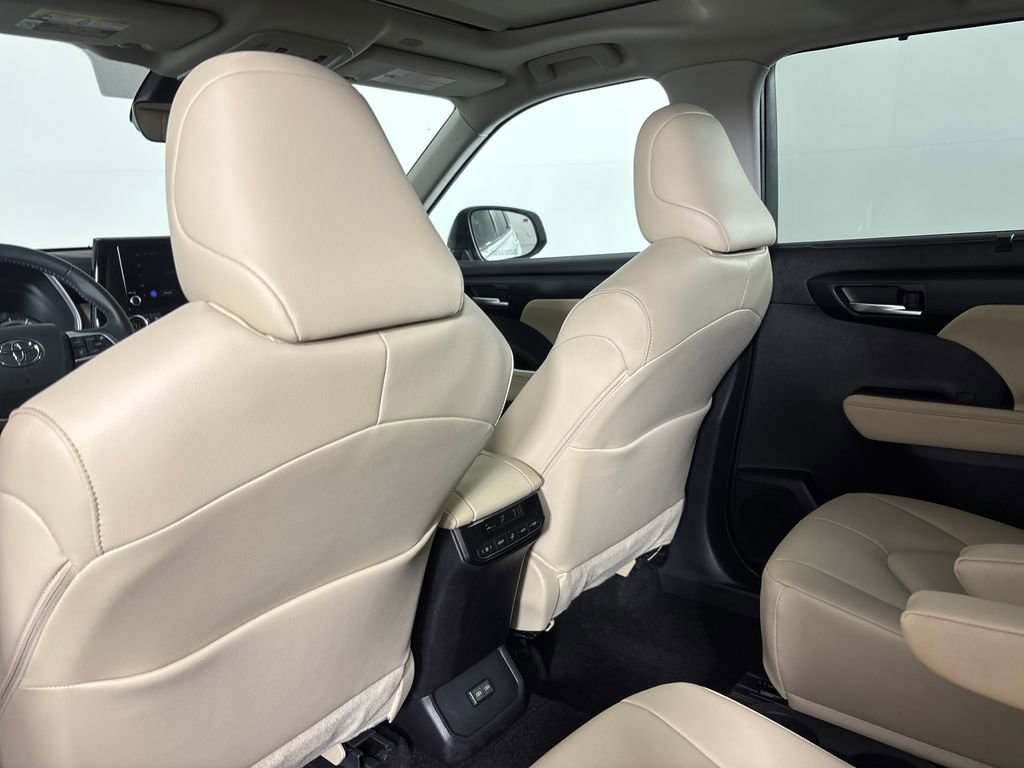 Certified 2025 Toyota Highlander XLE image 29