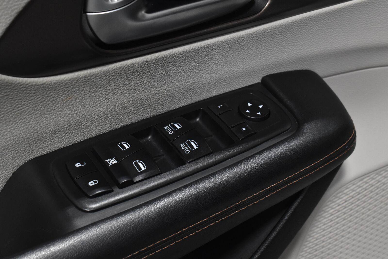 Used 2018 Chrysler Pacifica Touring-L FWD image 11