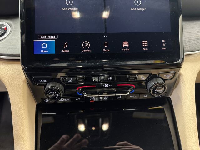 Used 2024 Jeep Grand Cherokee Limited AWD/4WD image 3