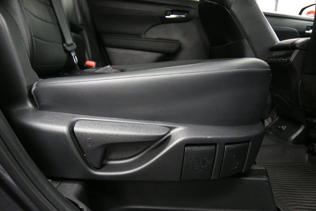Certified 2023 Toyota Highlander XLE image 29