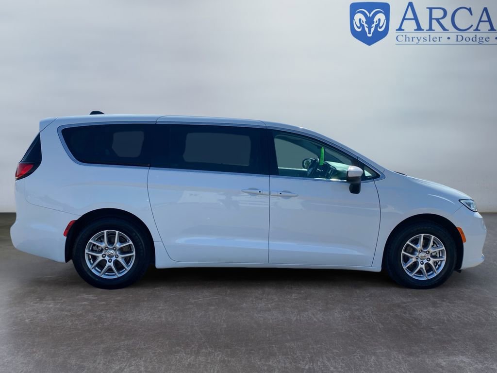 Used 2023 Chrysler Pacifica Touring-L FWD image 6
