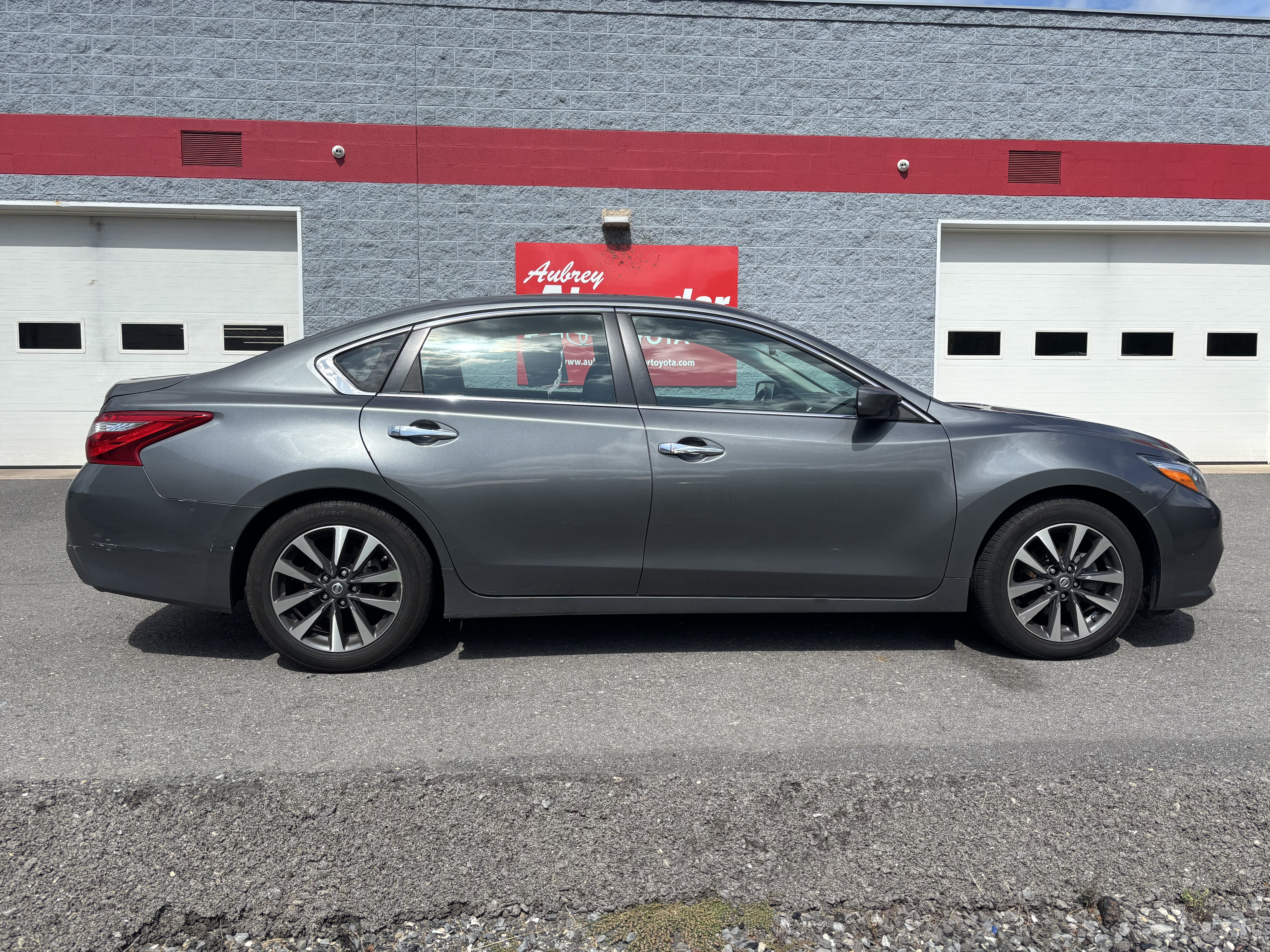 Used 2017 Nissan Altima 2.5 SV FWD image 2