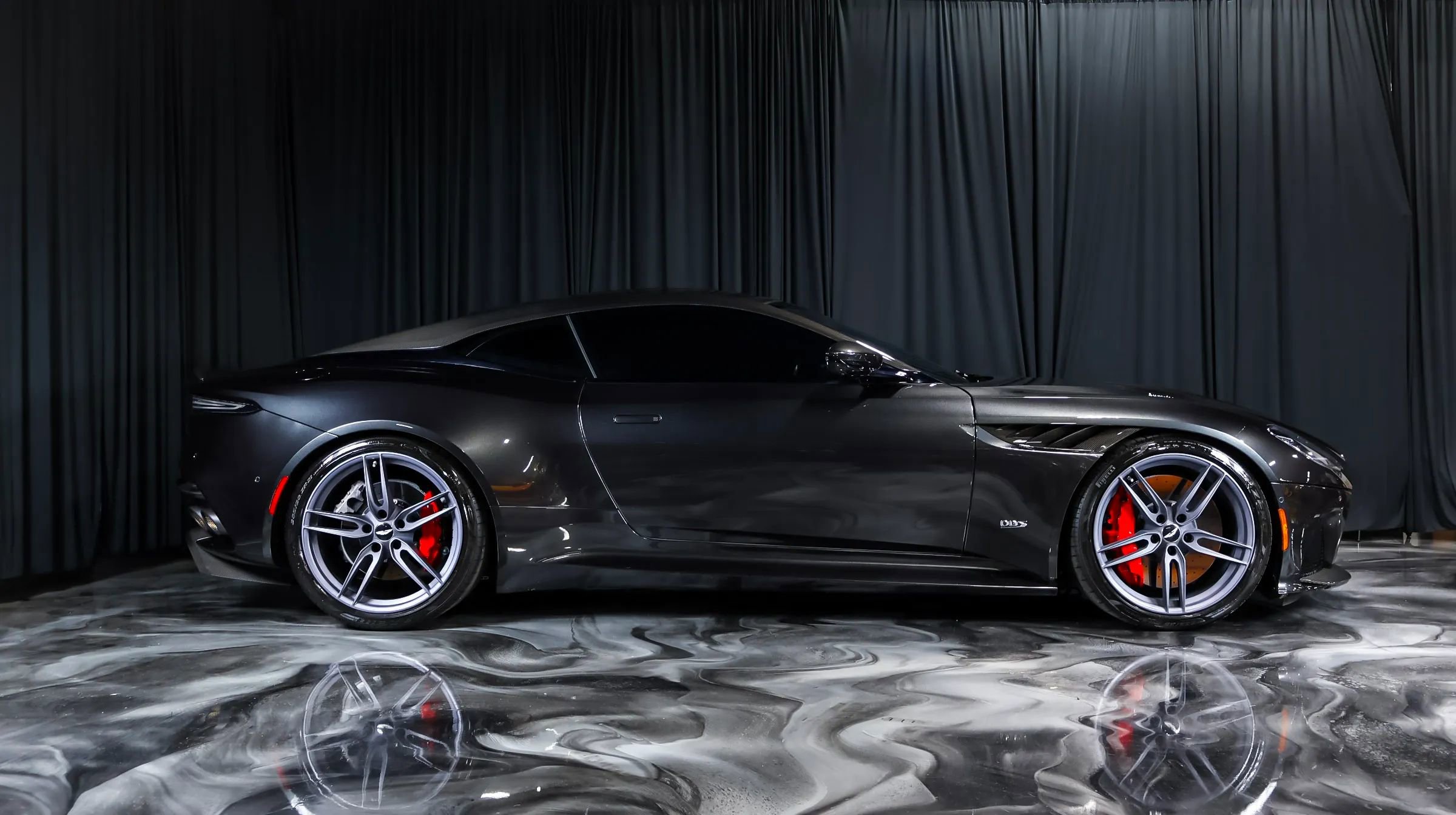 Used 2019 Aston Martin DBS Superleggera RWD image 2