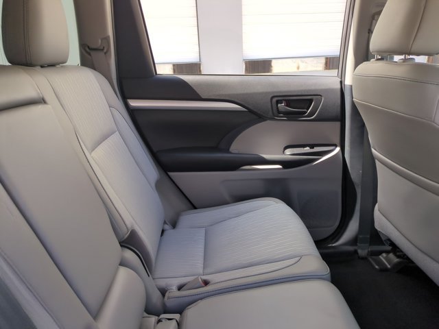 Used 2019 Toyota Highlander Plus FWD image 19