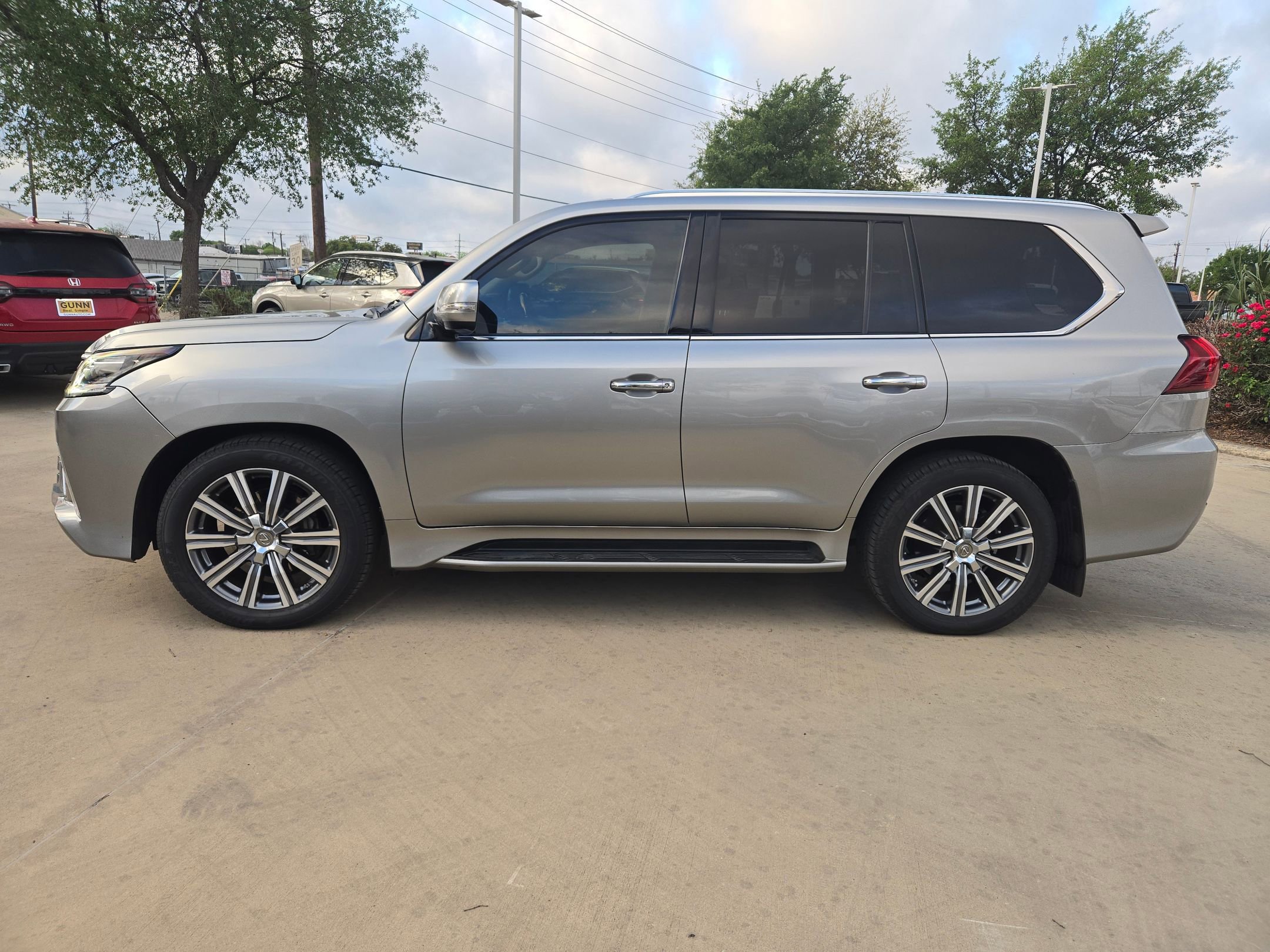 Used 2016 Lexus LX 570 4WD w/ Luxury Package image 6