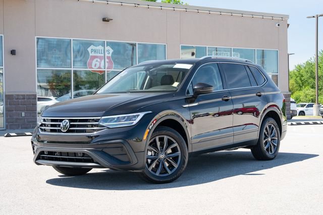 Certified 2023 Volkswagen Tiguan SE FWD image 2