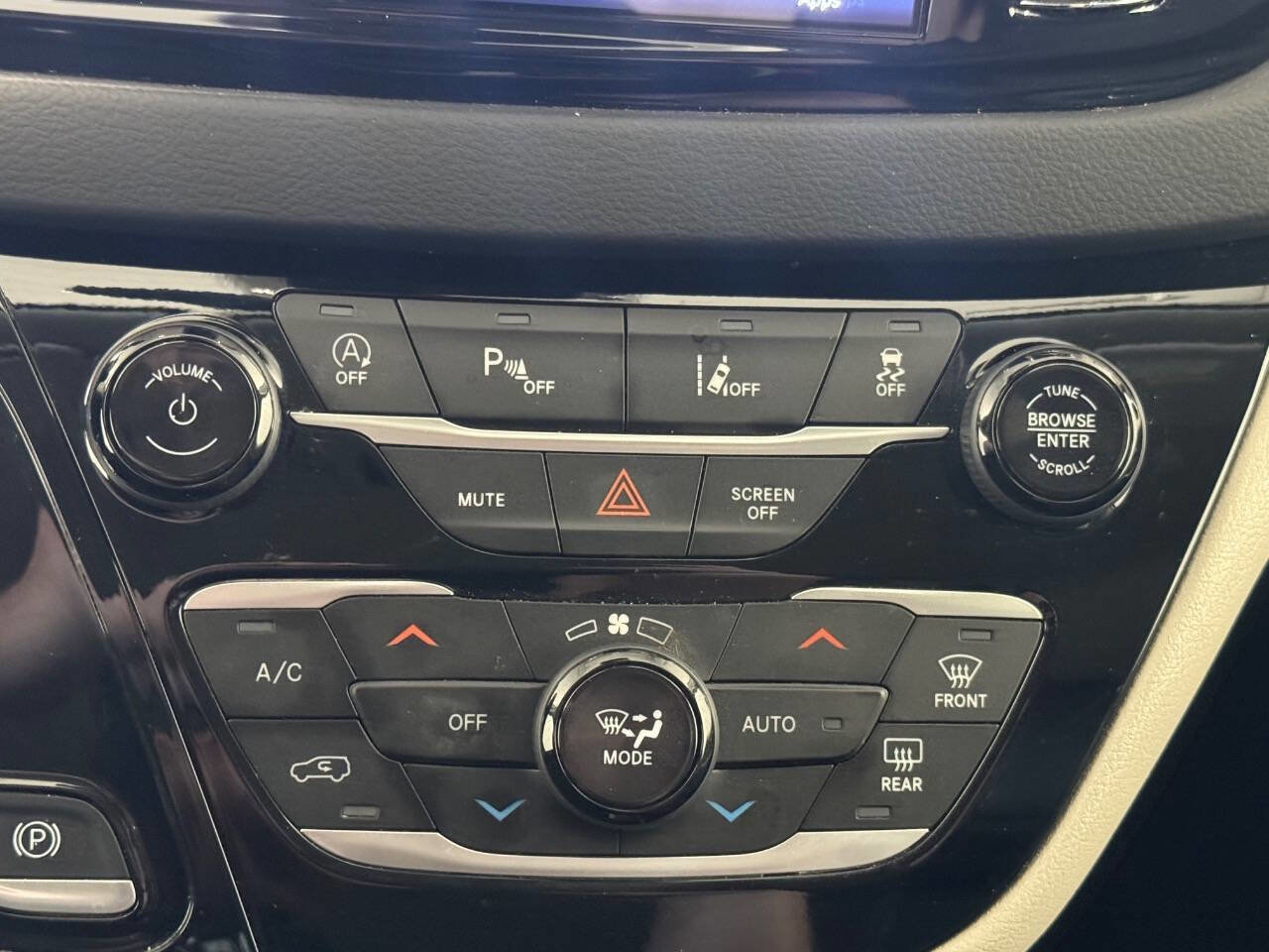 Used 2024 Chrysler Pacifica Touring-L FWD image 36
