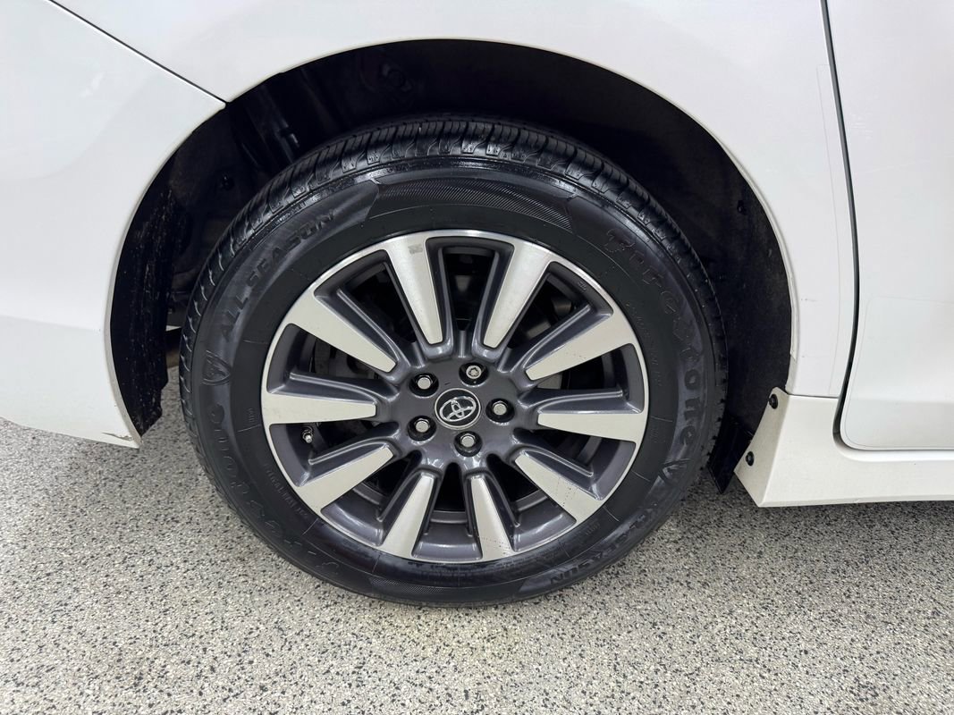 Used 2018 Toyota Sienna XLE Premium AWD/4WD image 38