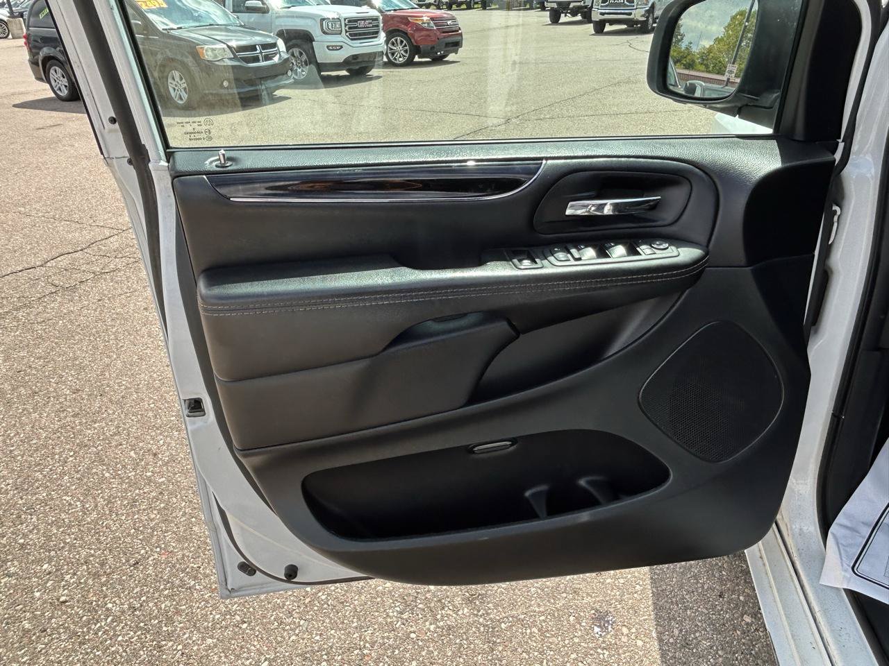 Used 2018 Dodge Grand Caravan SE FWD image 13
