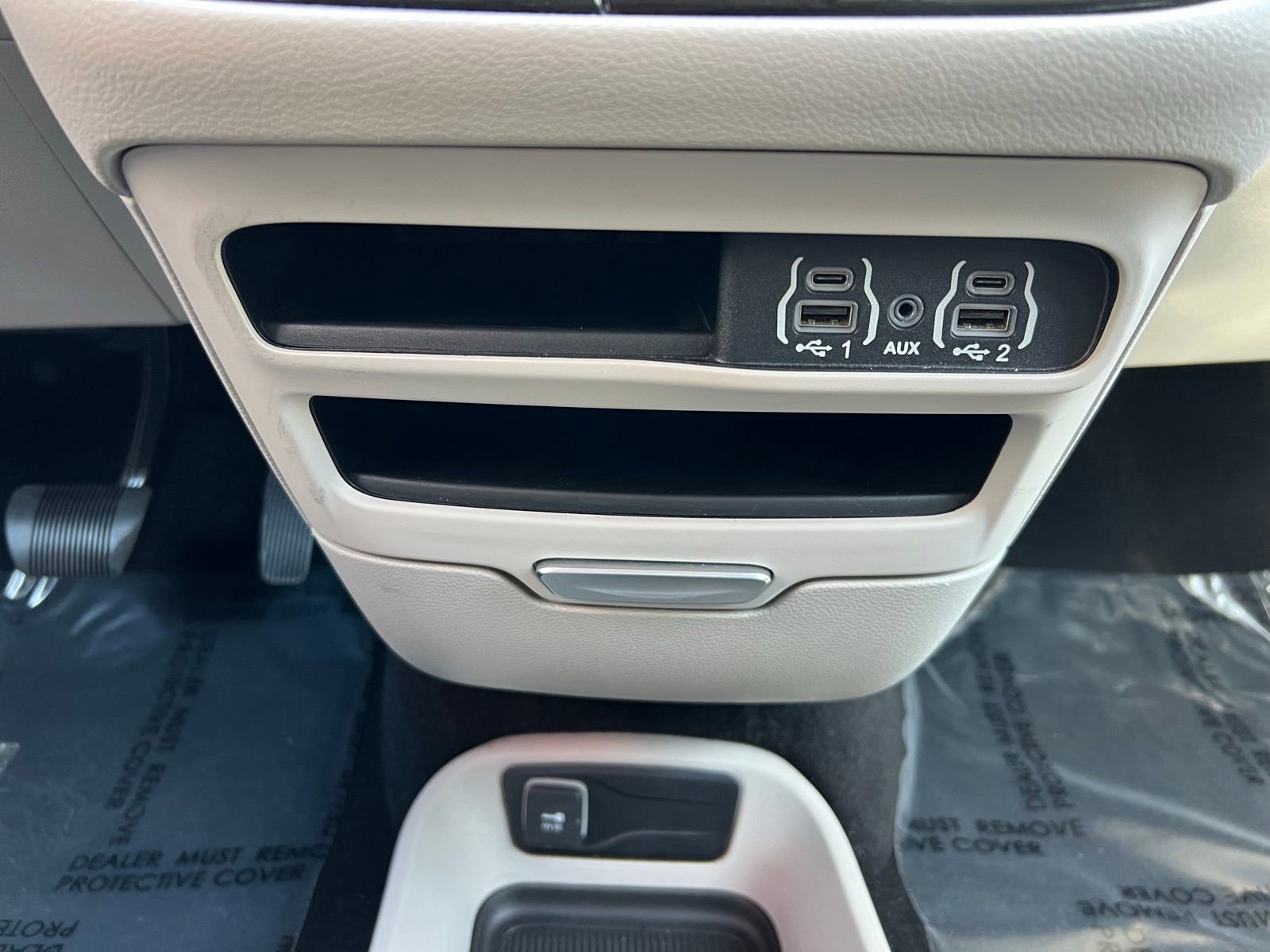 Used 2023 Chrysler Pacifica Touring-L image 39