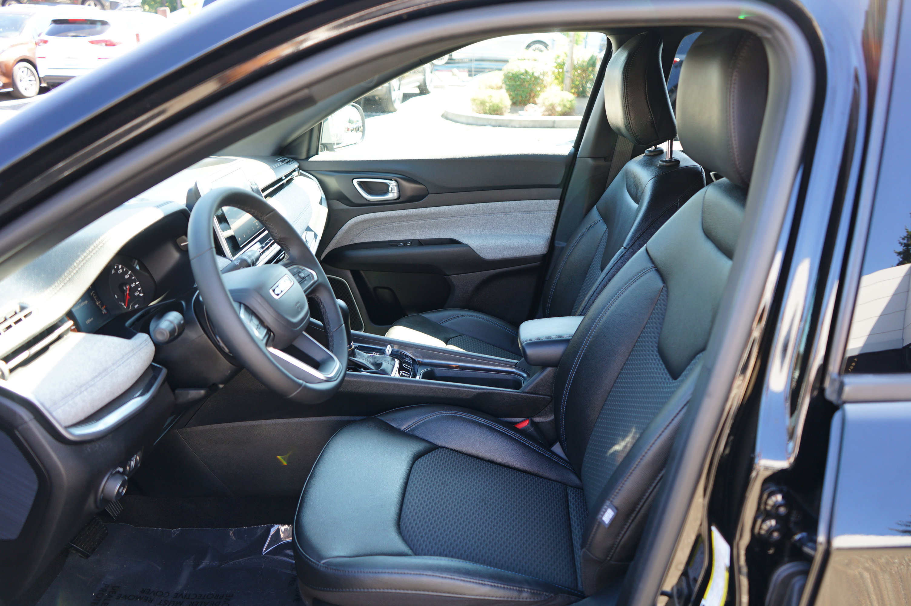 Used 2025 Jeep Compass Latitude image 14