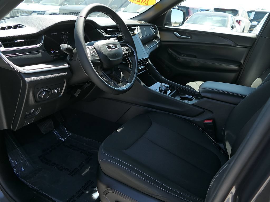 Used 2025 Jeep Grand Cherokee Laredo RWD image 11