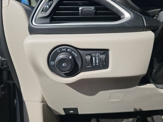 Used 2023 Chrysler Pacifica Touring-L FWD image 17