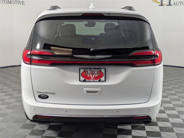 Used 2021 Chrysler Pacifica Touring-L image 6
