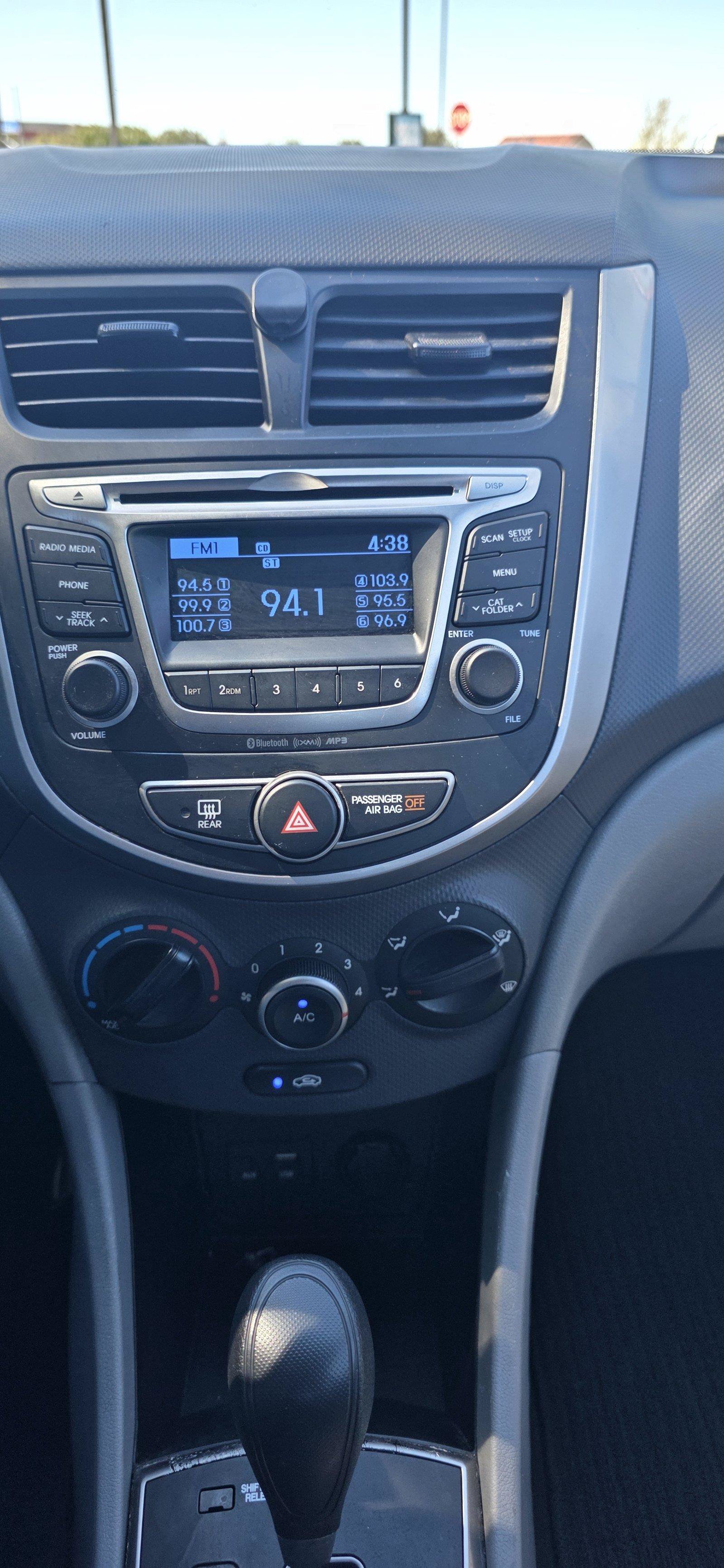 Used 2015 Hyundai Accent GLS w/ Option Group 02 FWD image 18