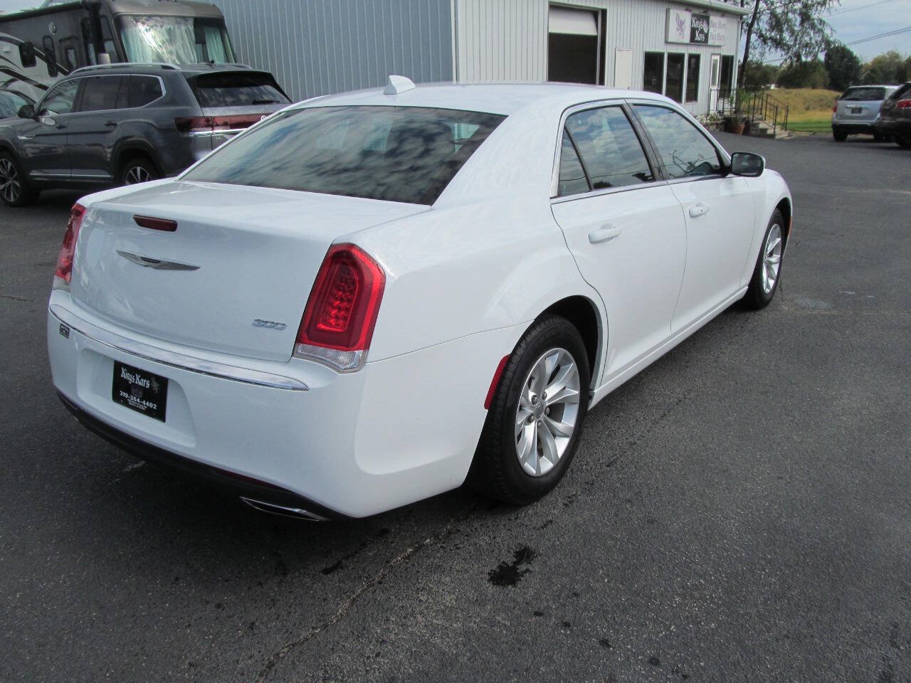 Used 2019 Chrysler 300 Touring RWD image 5